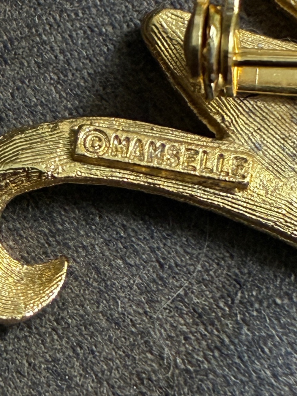 Gold Letter M Brooch made by Mamselle often are gold plated mid century - Picture 5 of 5